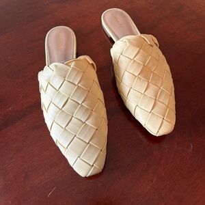 NWOT Circus by Sam Edelman Butter Yellow Mules. Size 9.